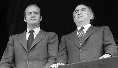 El Rey Juan Carlos (i) y el presidente mexicano López Portillo (d) observan desde el palco presidencial el desarrollo de los actos conmemorativos del 68° aniversario de la Revolución Mexicana tras el restablecimiento de las relaciones diplomáticas entre los dos países.