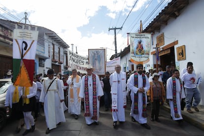 Miembros de la iglesia católica y ciudadanos participan en una marcha exigiendo paz, en Chiapas, el 3 de noviembre.