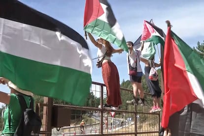 Concentración en protesta por la participación del equipo Israel Premier Tech en la subida al puerto de Navacerrada.

