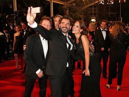 El director argentino Pablo Trapero (centro) se saca un selfi en la alfombra roja del festival de Cannes en 2014.