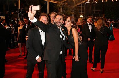 El director argentino Pablo Trapero (centro) se saca un selfi en la alfombra roja del festival de Cannes en 2014.