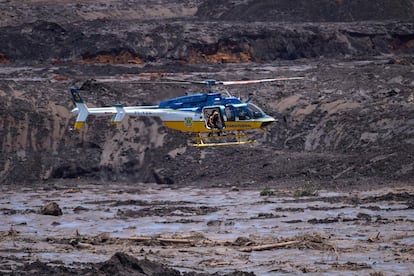 Socorristas buscam vítimas de helicópteros. São 14 as aeronaves envolvidas nas ações, fornecidas pelo Corpo de Bombeiros de Minas Genais, Polícia Militar, Polícia Civil, Força Aérea Brasileira e o Governo do Rio de Janeiro.