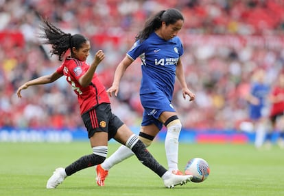 Mayra Ramírez corre con el balón delante de Jayde Riviere del Manchester United en el partido de este sábado.