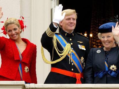 De derecha a izquierda la reina Beatriz, el príncipe heredero Guillermo y su esposa, Máxima Zorreguieta, saludan desde el palacio Noordeinde de La Haya (Holanda).
