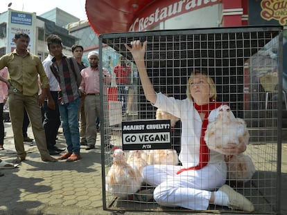 La presidenta de PETA, Ingrid Newkirk, en una protesta en Bombay en 2014.