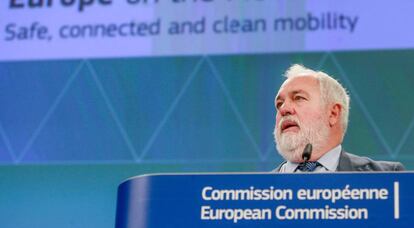 El comisario europeo de Acción por el Clima, Miguel Arias Cañete, ofrece una rueda de prensa en Bruselas.