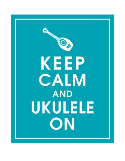 Este poster reúne dos símbolos de la modernidad: el lema 'Keep calm and carry on' y el instrumento favorito de Zooey Deschanel: el ukelele. Está disponible en Etsy (7,87 euros)