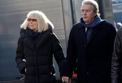 Alain Delon y Mireille Darc en Par&iacute;s en 2011.