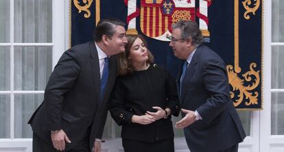 Antonio Sanz, Soraya Sáenz de Santamaría y Juan Ignacio Zoido, en Sevilla.