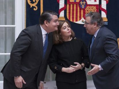 Antonio Sanz, Soraya S&aacute;enz de Santamar&iacute;a y Juan Ignacio Zoido, en Sevilla.