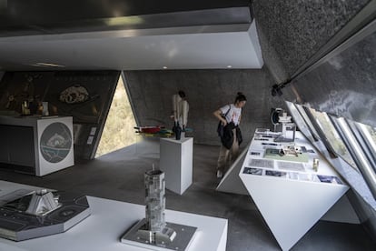 El estudio del arquitecto fue abierto al público por primera vez como parte de la muestra 'Por debajo del árbol' para reunir obra contemporánea de quince artistas en diálogo con el universo de Agustín Hernández. 
