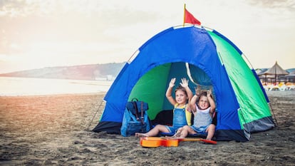 Ideal para que los más pequeños disfruten de una siesta en la playa protegidos del sol. GETTY IMAGES.