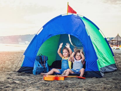 Ideal para que los más pequeños disfruten de una siesta en la playa protegidos del sol. GETTY IMAGES.