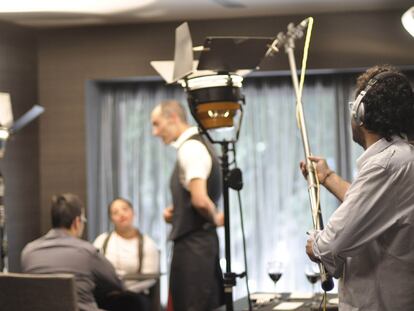 Momento de la grabación del cortometraje <i>Con lupa</i> por parte de los alumnos del centro Igual Arte de Vigo.