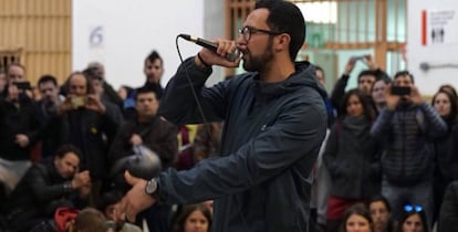 Valtonyc during a concert at Modelo penitentiary.