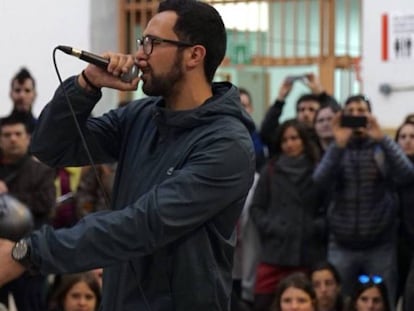 Valtonyc during a concert at Modelo penitentiary.