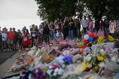 Varias personas se concentran en el lugar donde Charlie Kirk fue asesinado.