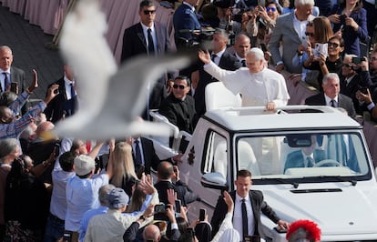 Un pájaro vuela la plaza de San Pedro mientras el papa León XIV llega en el papamóvil para su misa inaugural en el Vaticano.