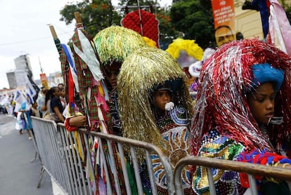 Dançarinos tradicionais fazem fila para acompanhar a despedida no Recife.