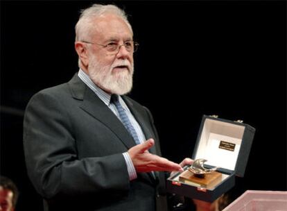 Gonzalo Suárez recibe un galardón conmemorativo por sus cuarenta años de cine y literatura durante la gala inaugural de la 53 Semana Internacional de Cine de Valladolid.