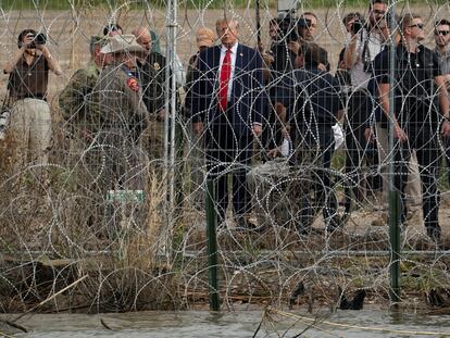 El aspirante republicano a la presidencia, Donald Trump, visita la frontera sur de Estados Unidos el 29 de febrero.