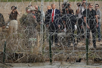El aspirante republicano a la presidencia, Donald Trump, visita la frontera sur de Estados Unidos el 29 de febrero.
