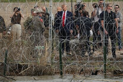 El aspirante republicano a la presidencia, Donald Trump, visita la frontera sur de Estados Unidos el 29 de febrero.