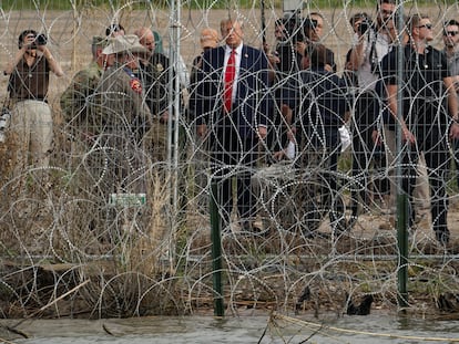 El aspirante republicano a la presidencia, Donald Trump, visita la frontera sur de Estados Unidos el 29 de febrero.