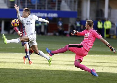 El portero del Eibar, Yoel Rodríguez, despeja el balón ante el jugador del Real Madrid, Mariano Díaz.