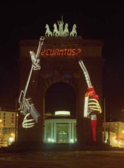 Proyección de Krzysztof Wodiczko en el Arco del Triunfo de Moncloa, en Madrid, en 1991.