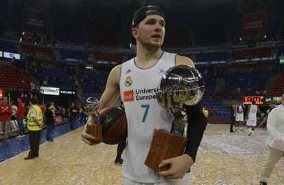 Doncic, con el trofeo de campeón.