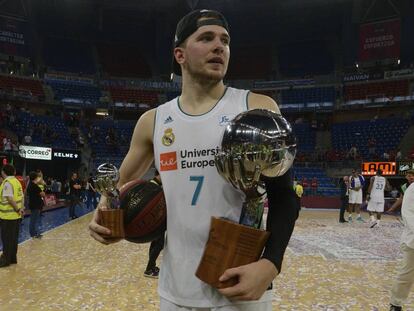 Doncic, con el trofeo de campeón.