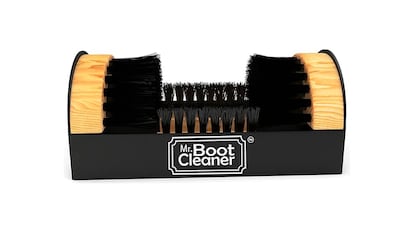 Cepillo raspador para botas sobre fondo blanco.