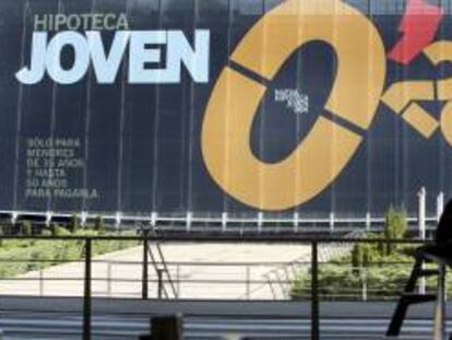 Un cartel anuncia una hipoteca para jóvenes en Bilbao. EFE/Archivo