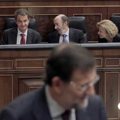 Rajoy pasa delante de Zapatero, Rubalcaba y Salgado, durante el debate en el Congreso.