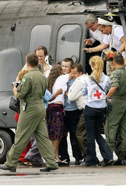 El soldado Josué Daniel Calvo saluda a sus familiares a su llegada a Villavicencio.