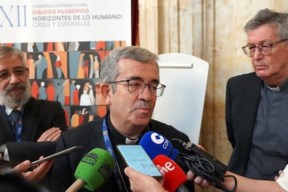 El presidente de la Conferencia Episcopal Española, Luis Argüello García, atiende a los medios en Salamanca el pasado día 19.