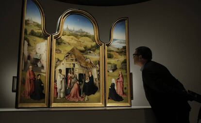 Un visitante observa 'La adoración de los Magos' en el Prado.