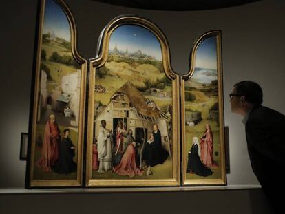 Un visitante observa &#039;La adoraci&oacute;n de los Magos&#039; en el Prado. 