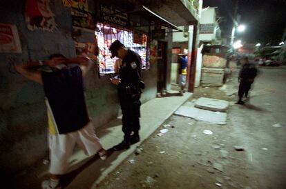 Una redada policial en San Salvador en 2004. 