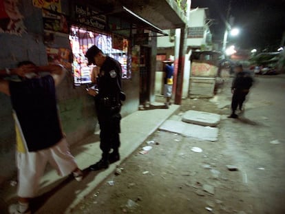 Una redada policial en San Salvador en 2004.