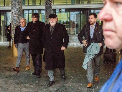 De izquierda a derecha, el abogado Gonzalo Boye, el expresidente de la Generalitat Carles Puigdemont y sus exconsejeros Lluís Puig y Antoni Comín, a la salida de una vista en la fiscalía de Bruselas en febrero de 2020.