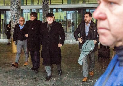 De izquierda a derecha, el abogado Gonzalo Boye, el expresidente de la Generalitat Carles Puigdemont y sus exconsejeros Lluís Puig y Antoni Comín, a la salida de una vista en la fiscalía de Bruselas en febrero de 2020.