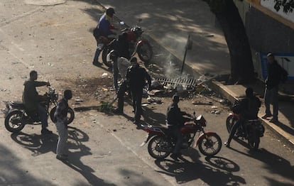 Uno de los hombres armados que ha dispersado la protesta opositora exhibe una máscara parecida a la empleada por policías venezolanos durante la Operación de Liberación del Pueblo, un plan de seguridad ciudadana criticado por vulnerar derechos en Venezuela. 