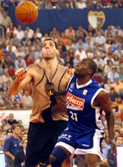 El jugador del Estudiantes Andrae Malone Patterson (dcha.) y el Roberto Dueñas, durante el cuarto partido de la final de la ACB.