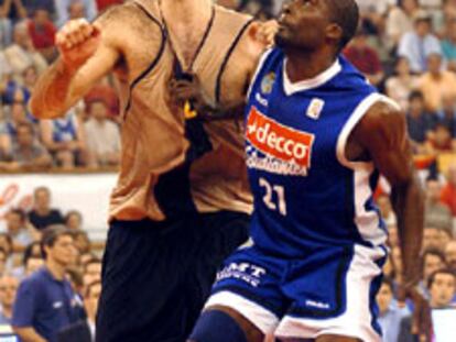 El jugador del Estudiantes Andrae Malone Patterson (dcha.) y el Roberto Dueñas, durante el cuarto partido de la final de la ACB.