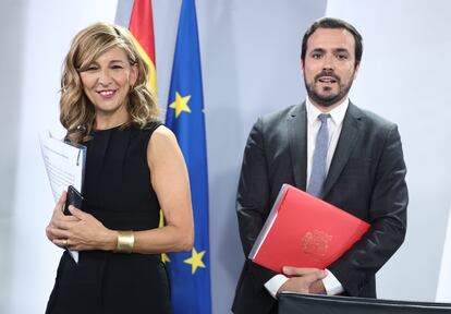 La vicepresidenta segunda, Yolanda Díaz y el ministro de Consumo, Alberto Garzón, tras el Consejo de Ministros de este martes.