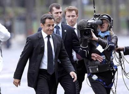 Sarkozy pasea por París rodeado de guardaespaldas.
