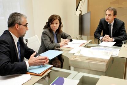 El presidente del Gobierno, José Luis Rodríguez Zapatero, durante la reunión que ha mantenido con la presidenta del Consejo de Seguridad Nuclear, Carmen Martínez Ten, y el subdirector general de Energía Nuclear, Javier Arana Landa.