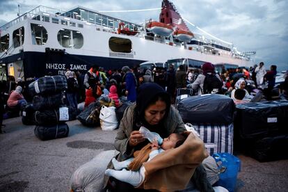 Una mujer alimenta a su bebé después de desembarcar del ferri 'Nissos Samos', a su llegada de la isla de Lesbos al puerto de Pireo (Grecia), el 7 de octubre de 2019. El ferri llegó al Pireo con 453 refugiados de Moria, Lesbos y 13 de la isla de Chios. El centro de recepción e identificación de Moria alberga actualmente a 13.300 personas, de las cuales 1.000 son menores no acompañados.